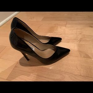 Black Steve Madden pumps with glossy finish